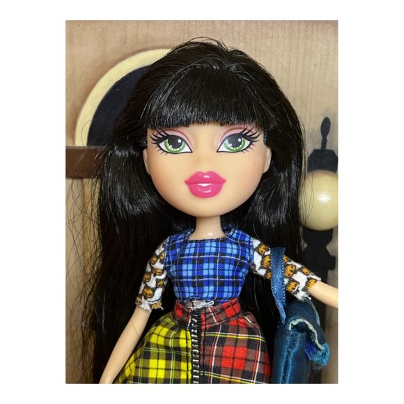 Vintage Bratz Jade Doll 2015 Green Eyes Long Black Hair 10" - Picture 4 of 9